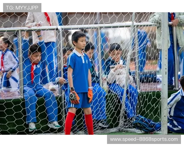 中国足球球星走进校园引发热烈反响 学生们热情参与感受足球魅力