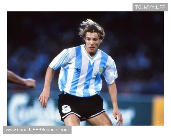 足球传奇再聚首 十号球星共忆昔日辉煌时刻